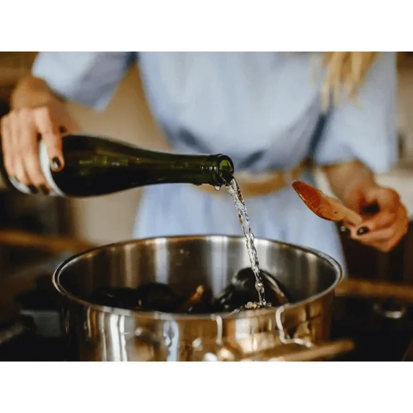 Cocina con vino blanco